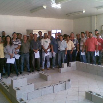 Aula prática de Eng. Luiz Rifrano junto com Engenheiro Francisco Marcondes e equipe da Blocaus/SC com público variado: arquitetos, engenheiros, empreenteiros, investidores, famílias, alunos de engenharia, arquitetura, emprenteiros, fornecedores de equipamentos e ferramentas próprias para a construção com blocos de concreto.